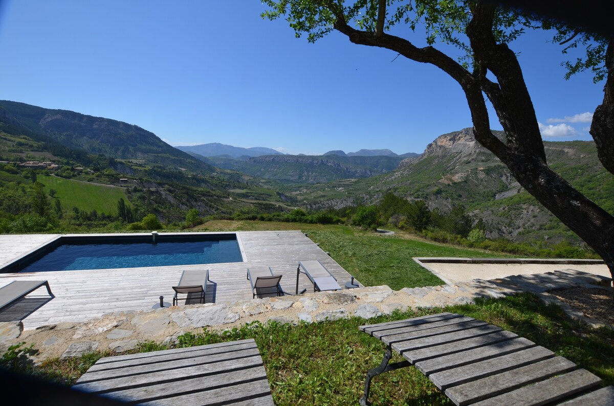 Coin secret en Drôme Provençale, piscine chauffée