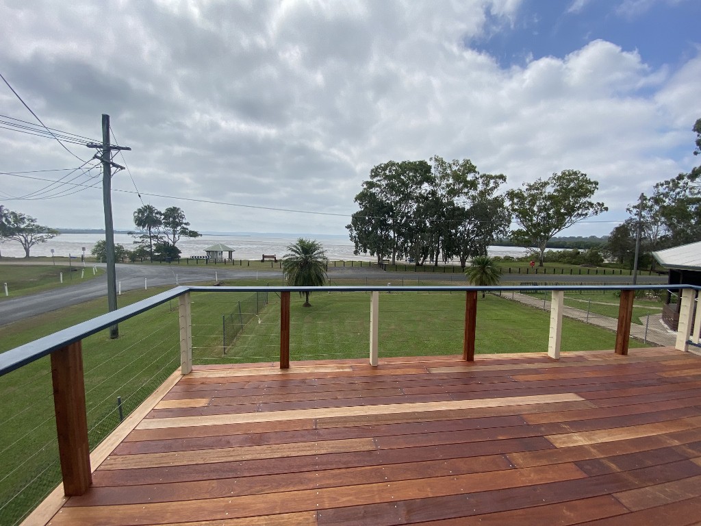 3 B/R Home - Great Views 100M to Beach & Bay