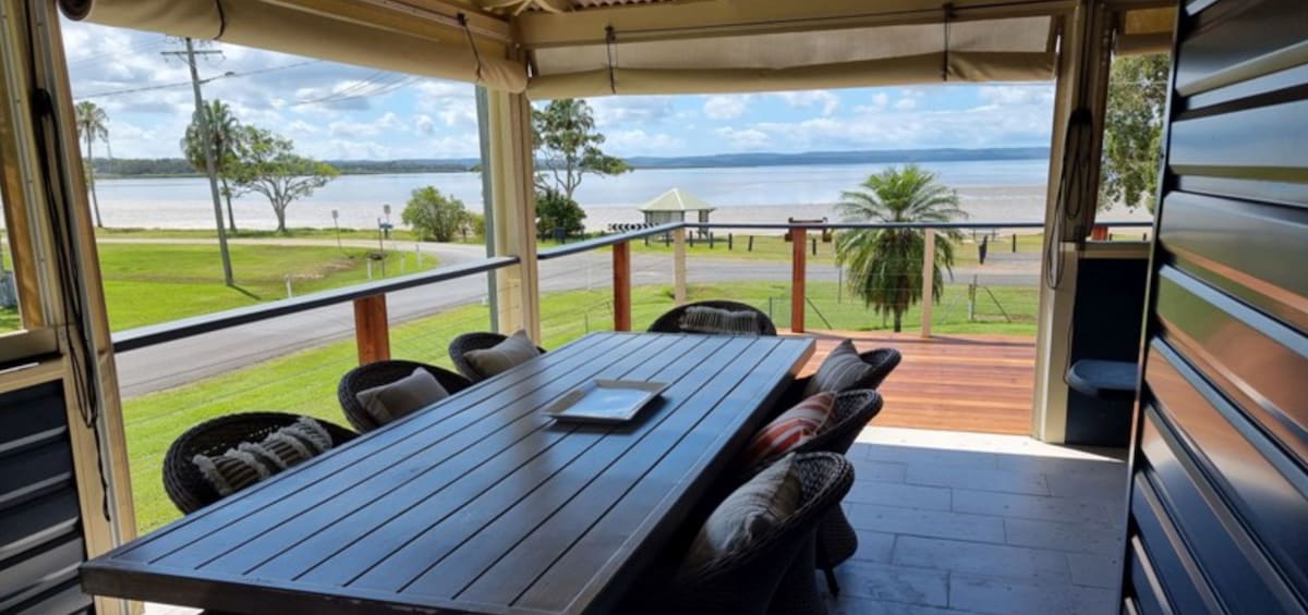 3 B/R Home - Great Views 100M to Beach & Bay