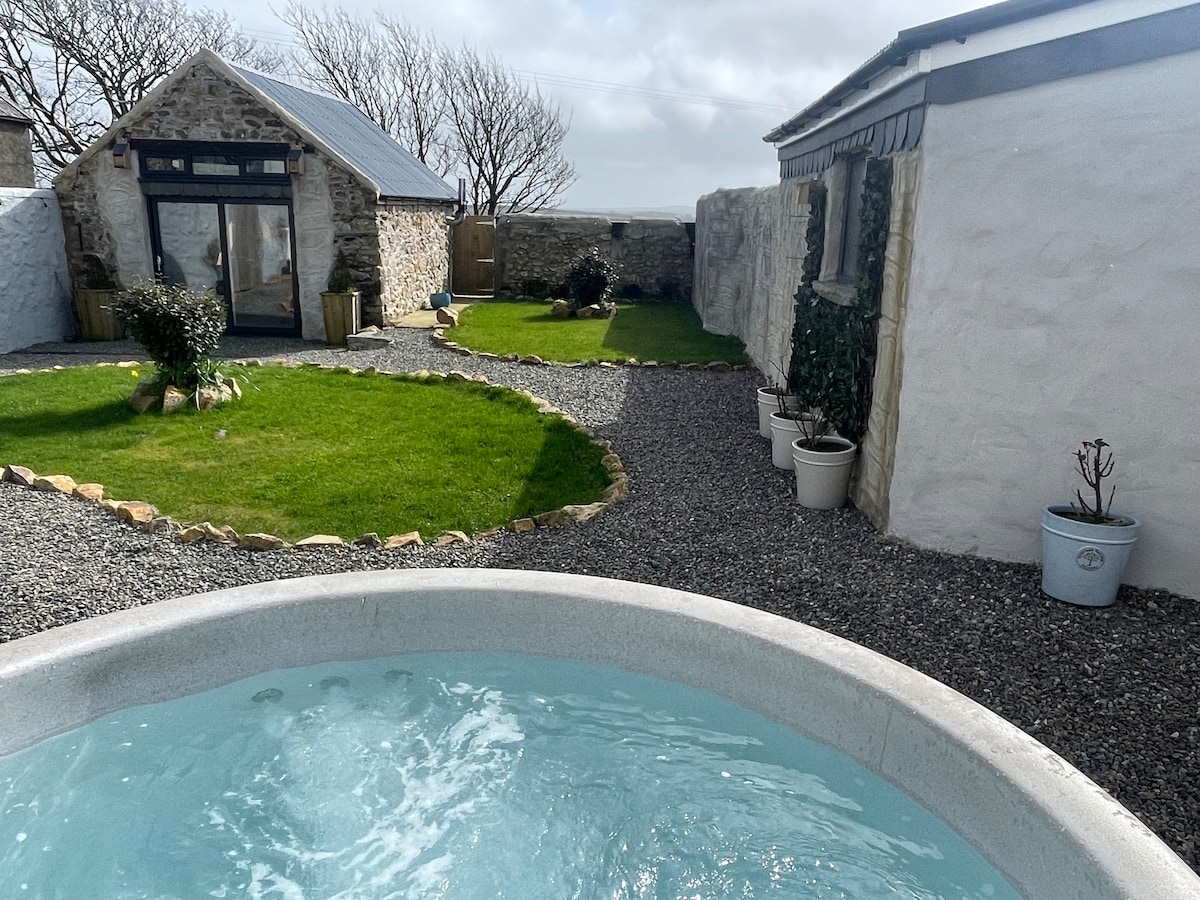 Stunning Welsh Farmhouse with Hot tub and snug