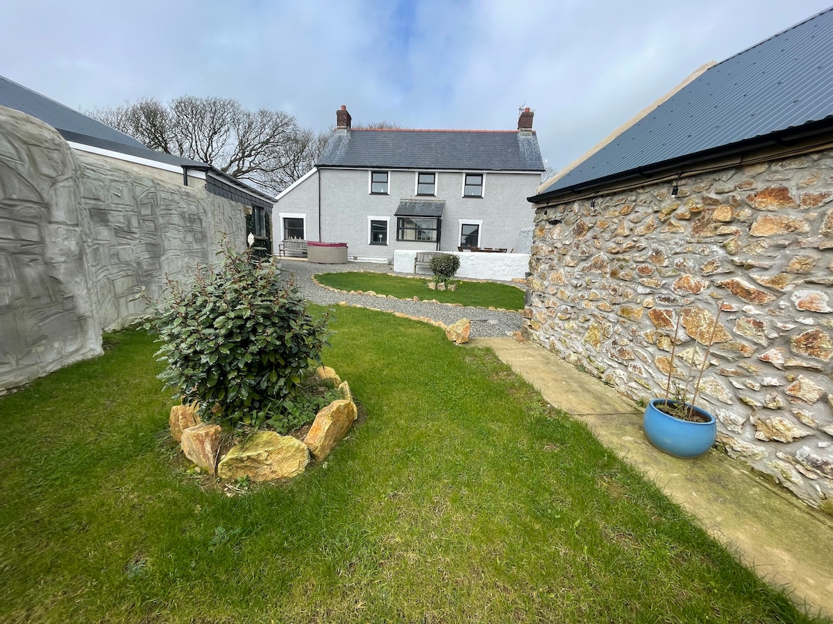 Stunning Welsh Farmhouse with Hot tub and snug