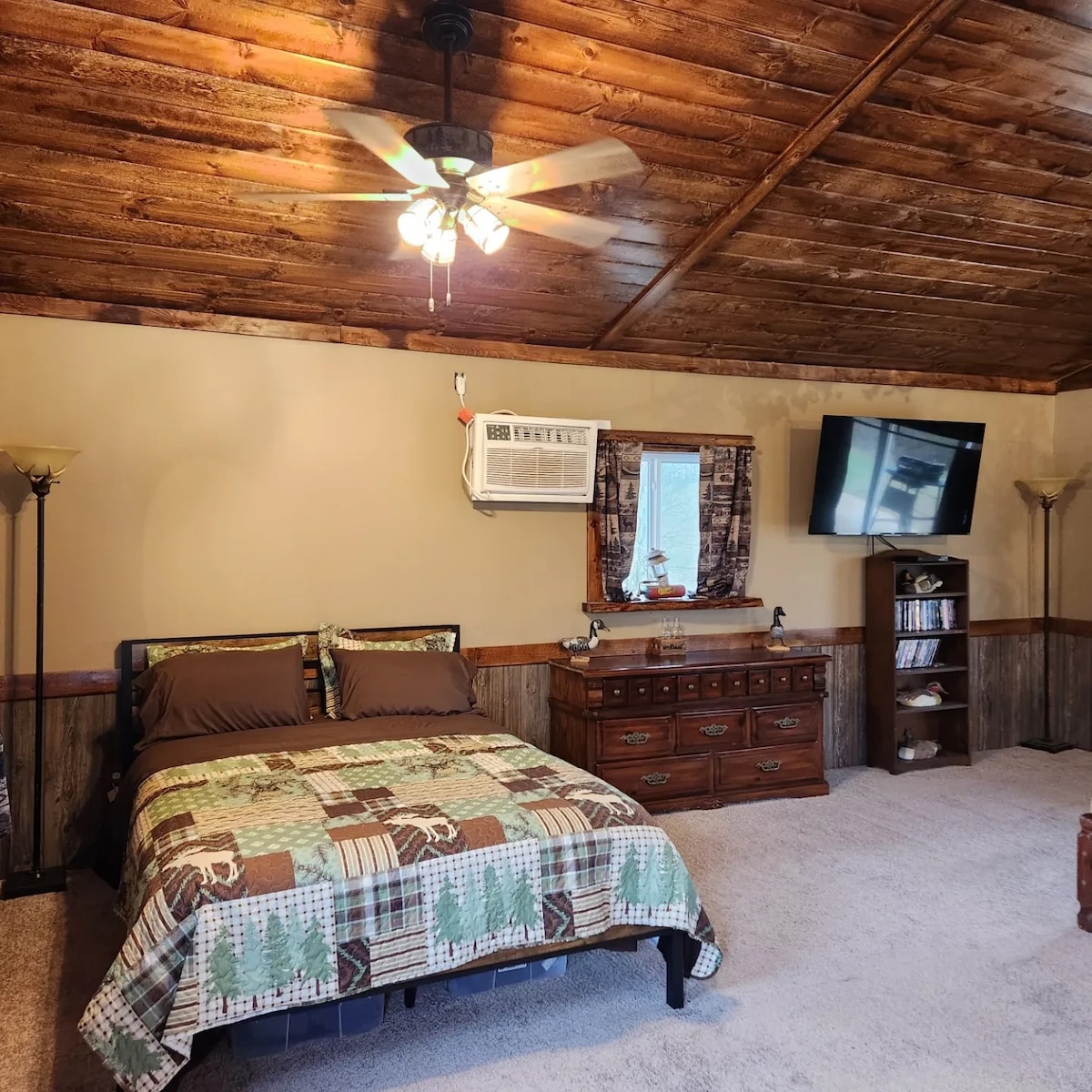 Bowman Pond Cabin, spacious 1 bdrm open floor plan