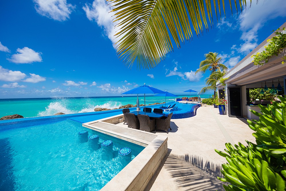 Beachfront villa with infinity pool in Barbados