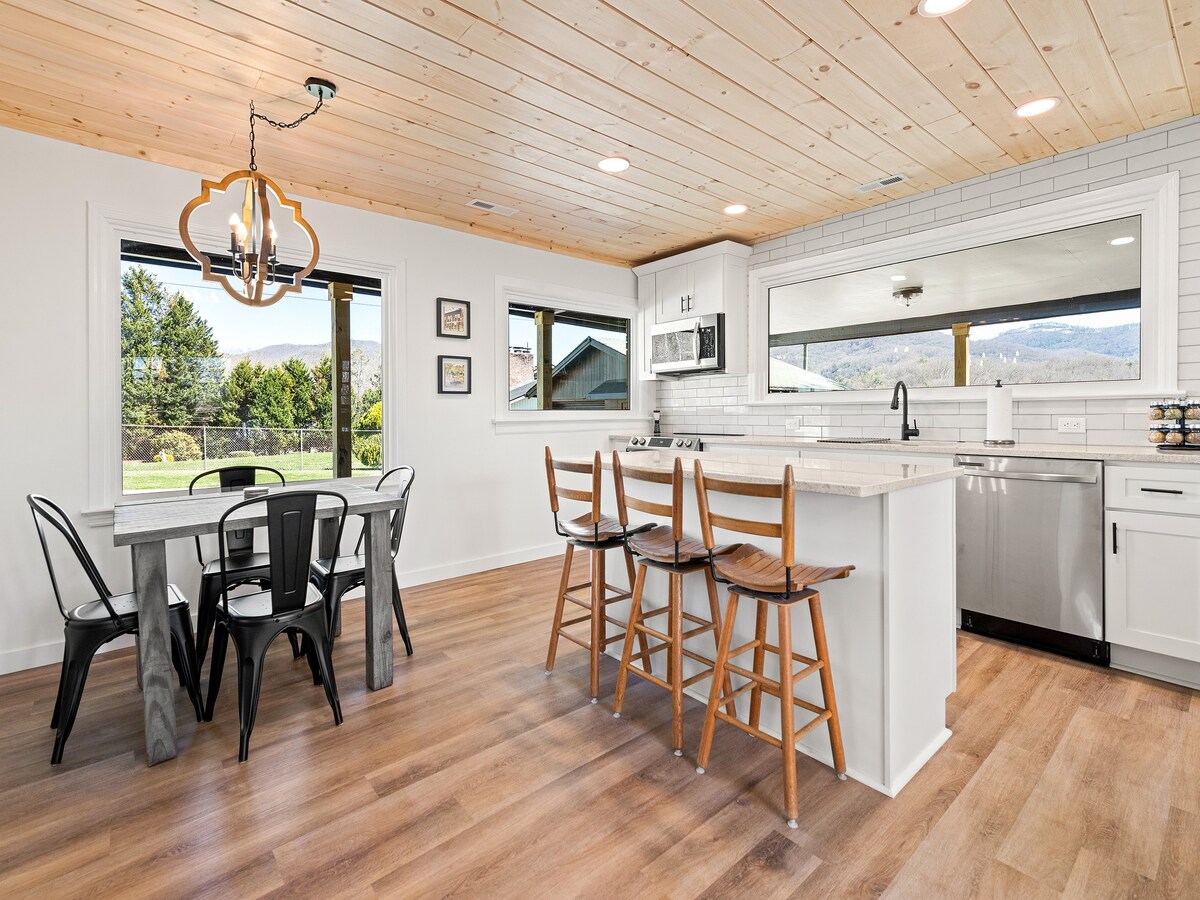 Spacious & Modern Mountain View Cottage