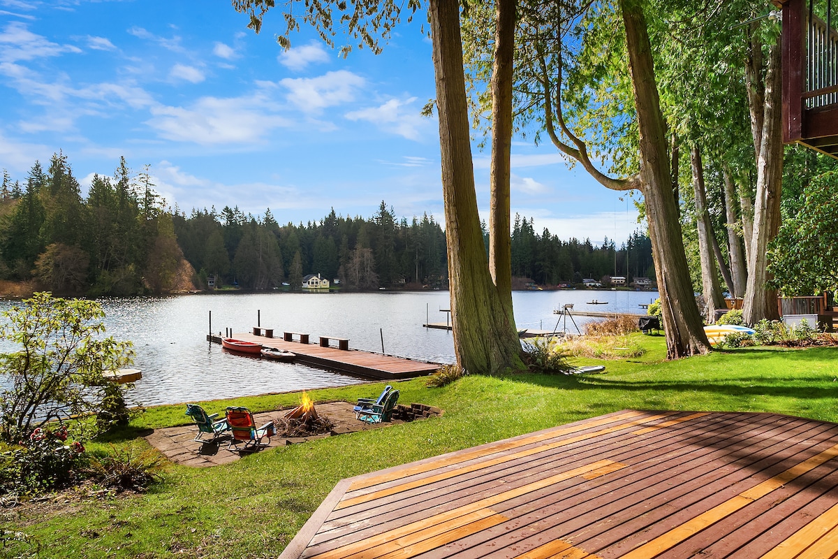 Canoe House on Crabapple Lake