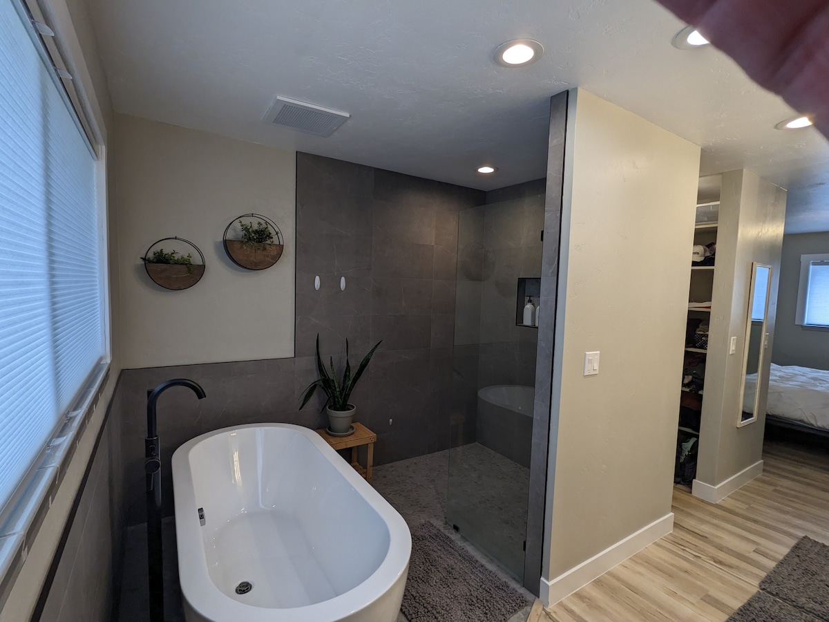 Under the Blues 2023 fully remodeled 2bd/2ba home
