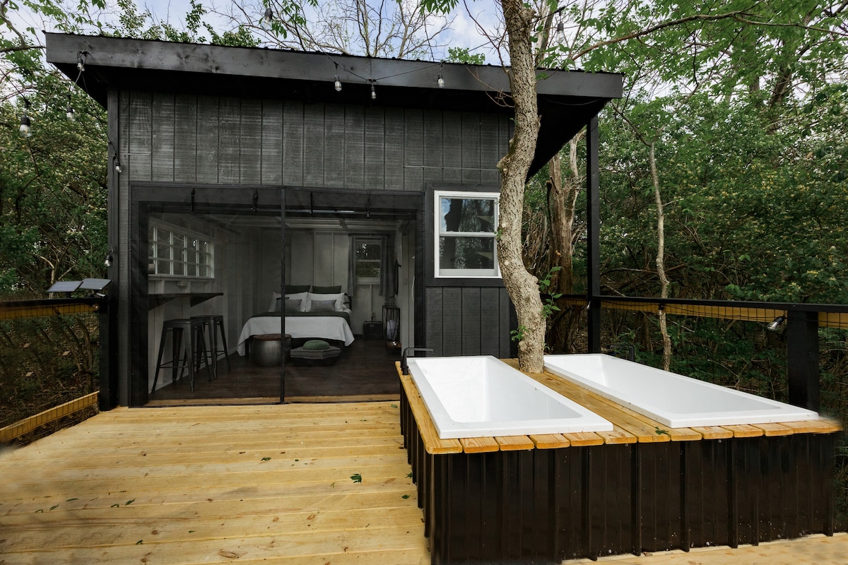 Treehouse with TWO outdoor tubs by the creek!