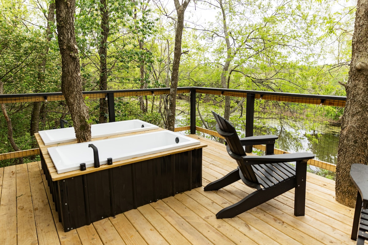 Treehouse with TWO outdoor tubs by the creek!