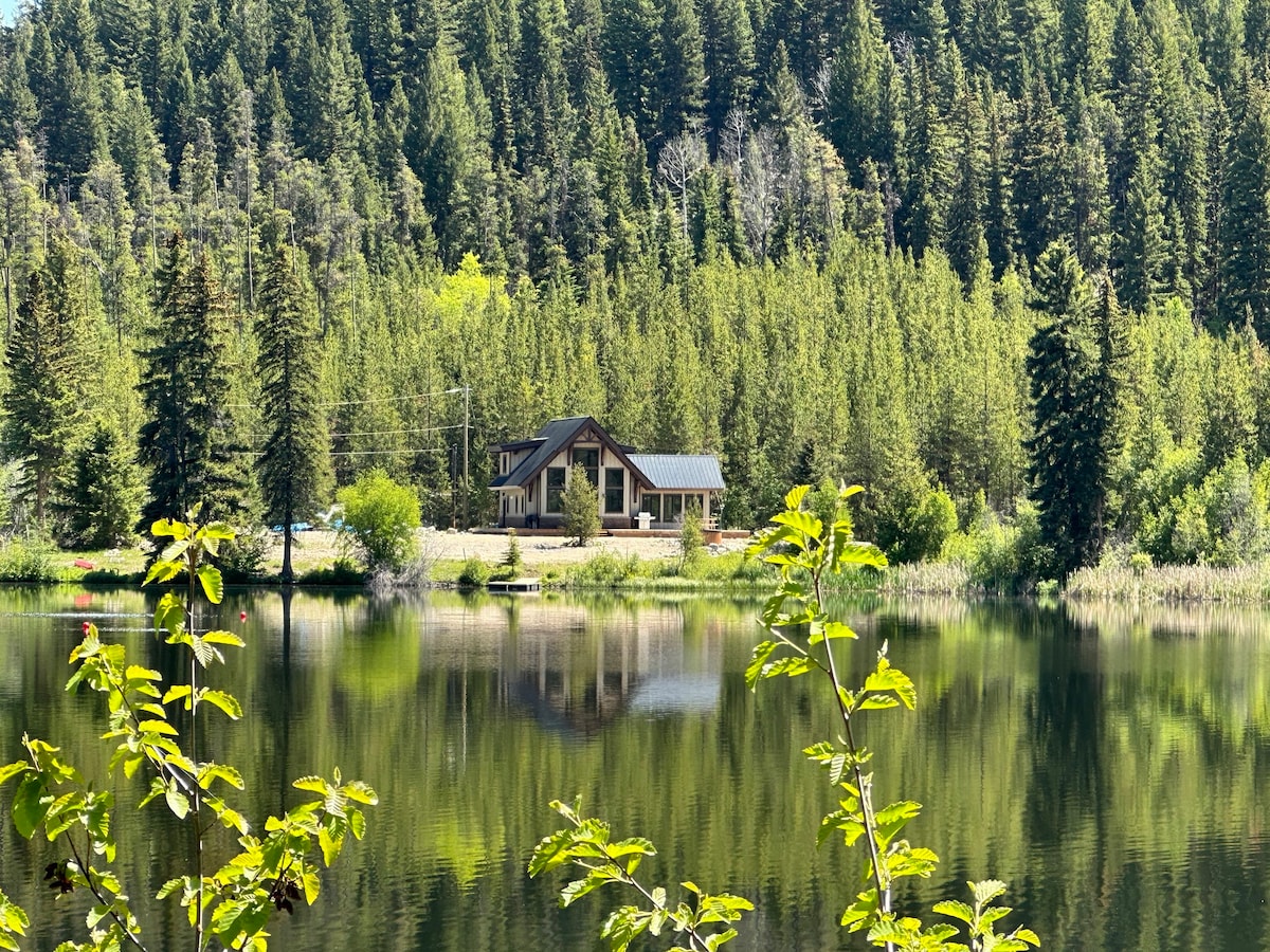 Secluded lake front cabin