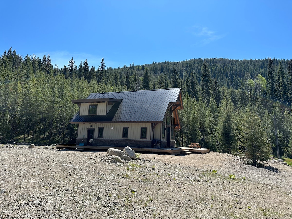 Secluded lake front cabin