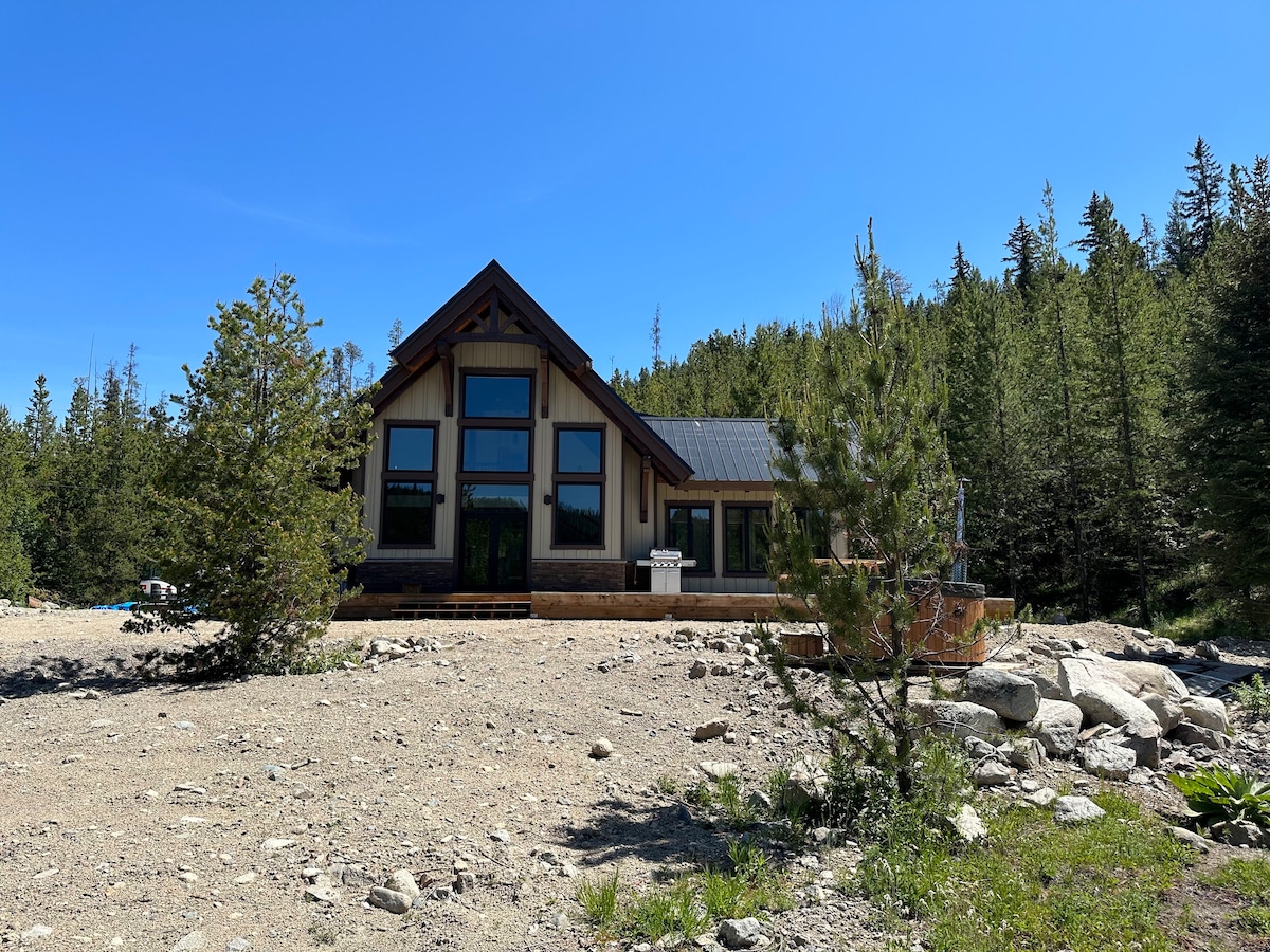 Secluded lake front cabin