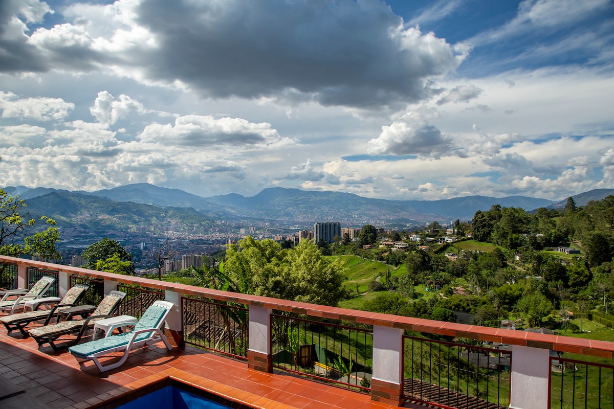 Casita Roja Envigado, Colombian culture experience