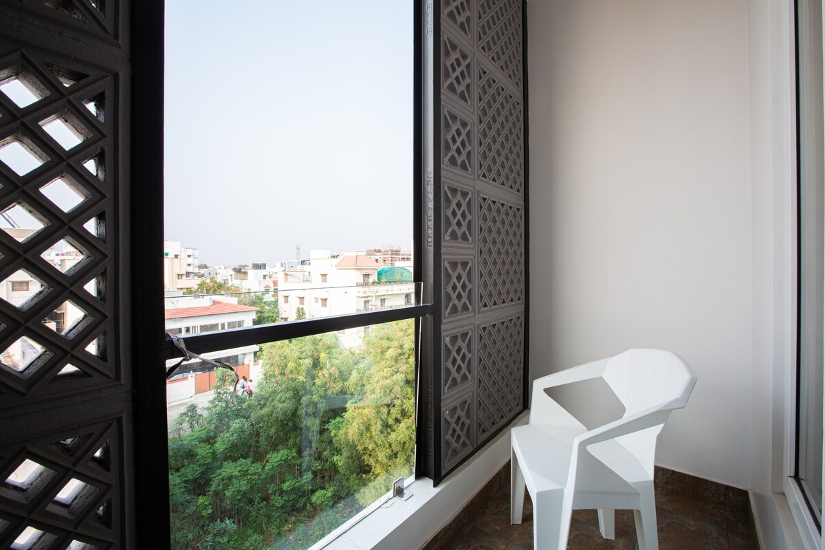 Sarvam Serviced Apartment - Deluxe Balcony Room