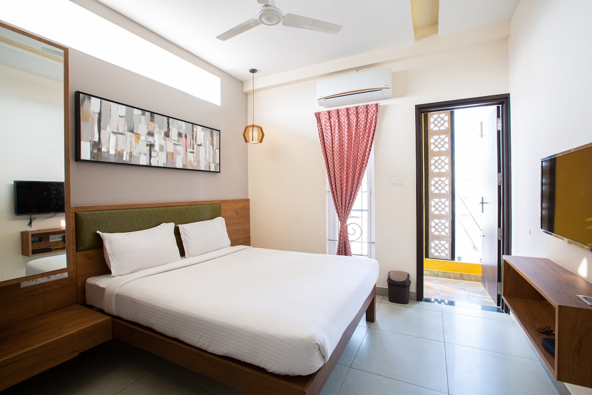 Sarvam Serviced Apartment - Deluxe Balcony Room