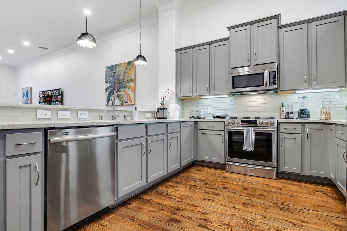 Spacious Downtown Dallas Home! Walkable + Rooftop!