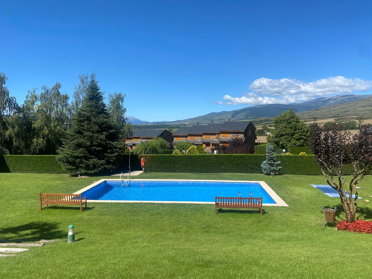 Terraced house with pool in Llivia
