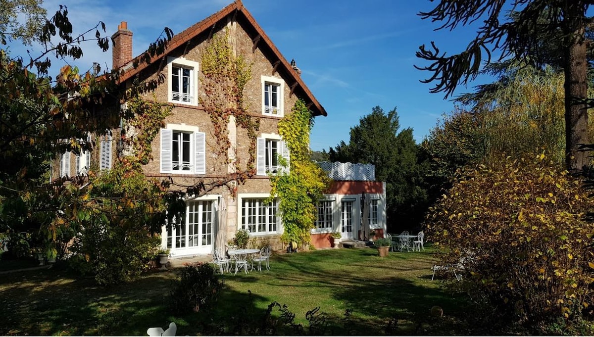 Grande chambre meublée avec sdb