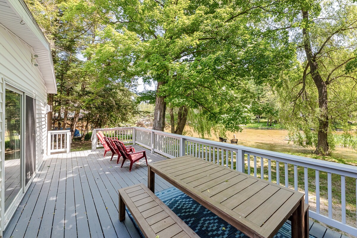 Riverfront cottage, 20 min to Lake Michigan!