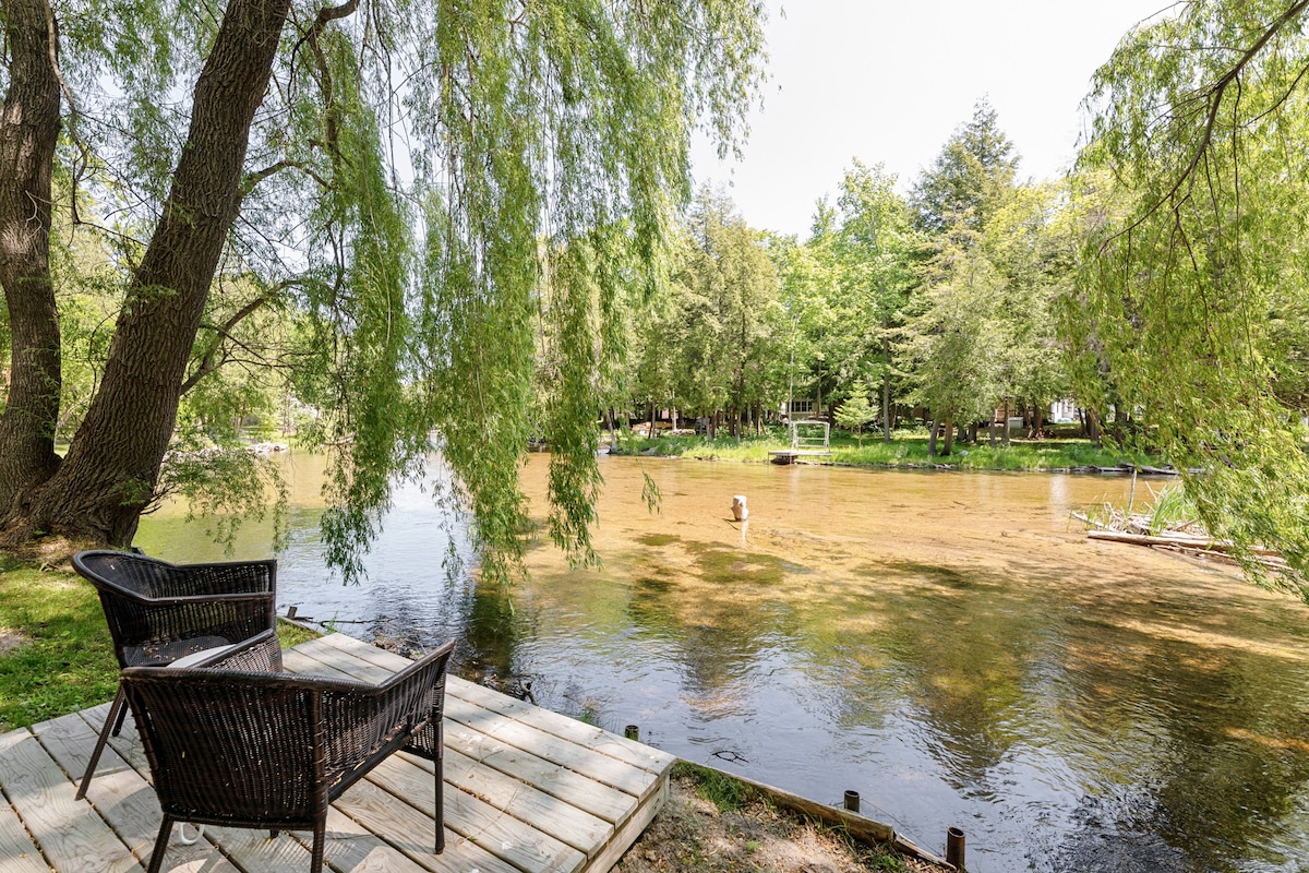 Riverfront cottage, 20 min to Lake Michigan!