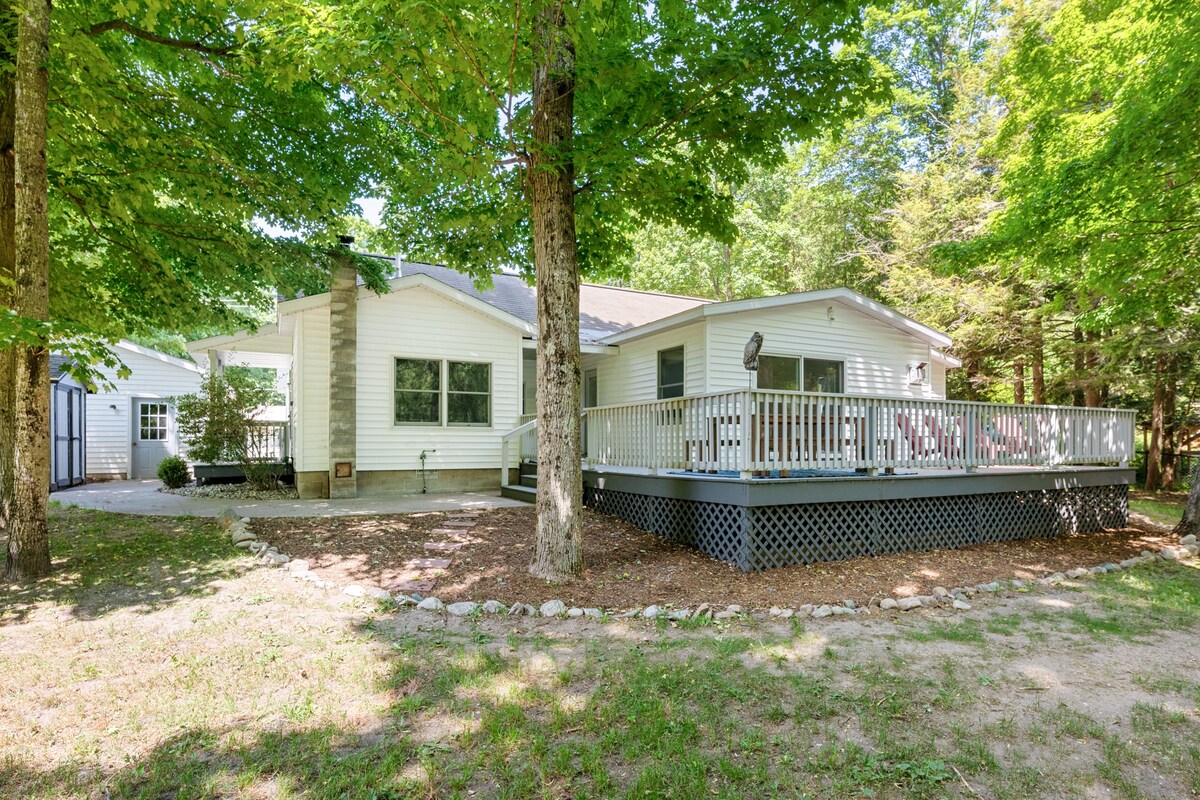 Riverfront cottage, 20 min to Lake Michigan!