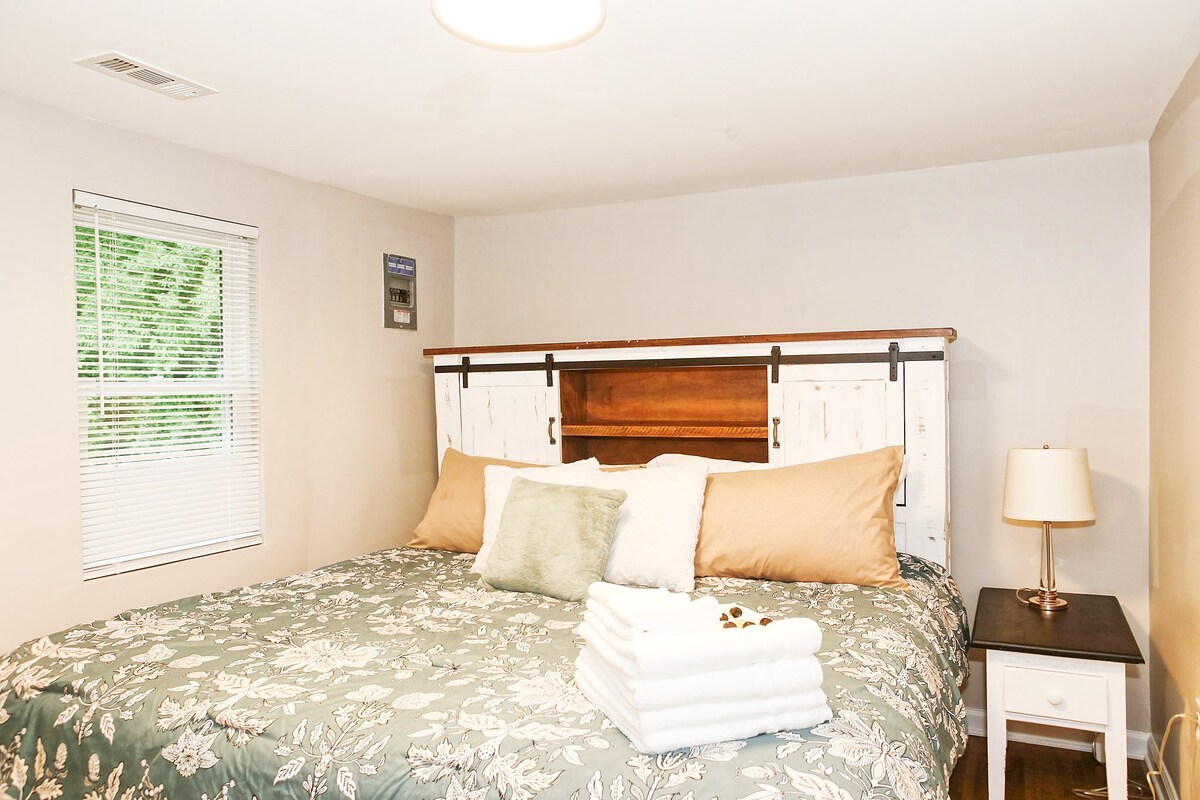 Cozy Maiden Home - 3 Bedroom with Backyard Deck
