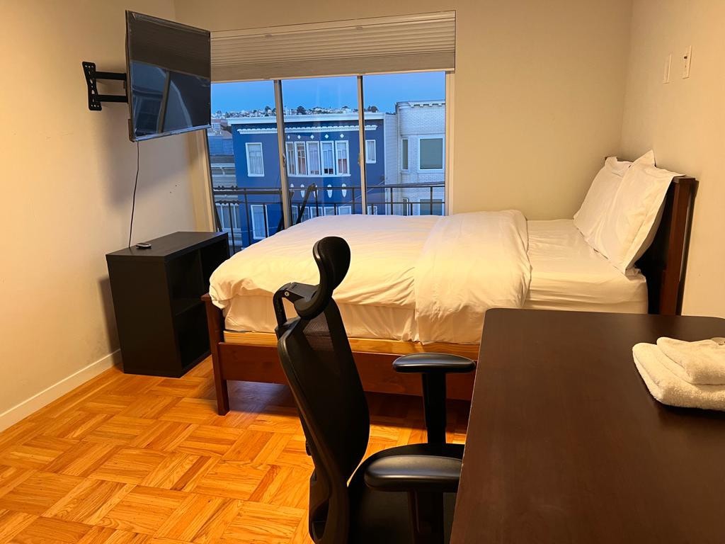 Comfort and Style in this Cozy Room near Park