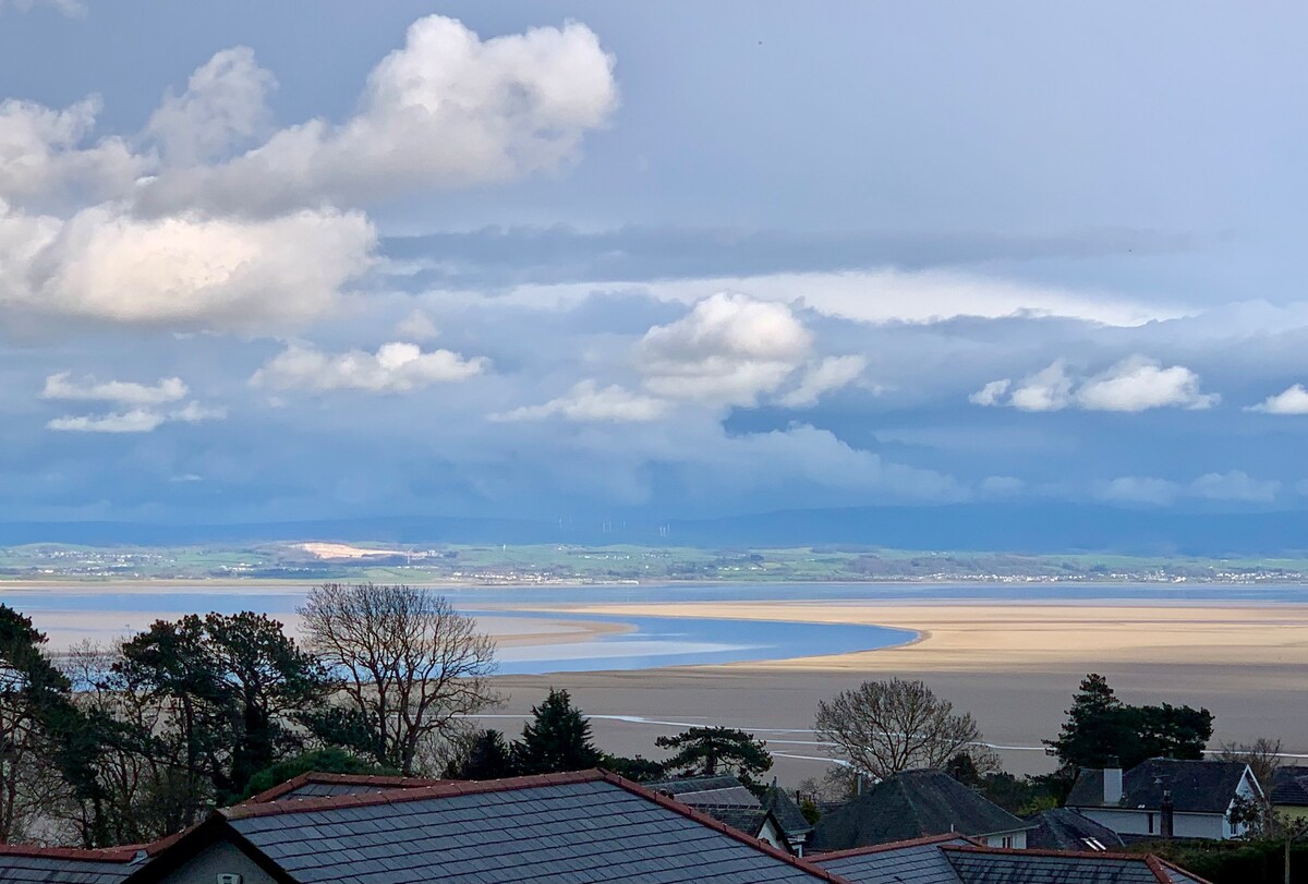 Wonderful Sea Views from a Stylish 2 Bedroom Home