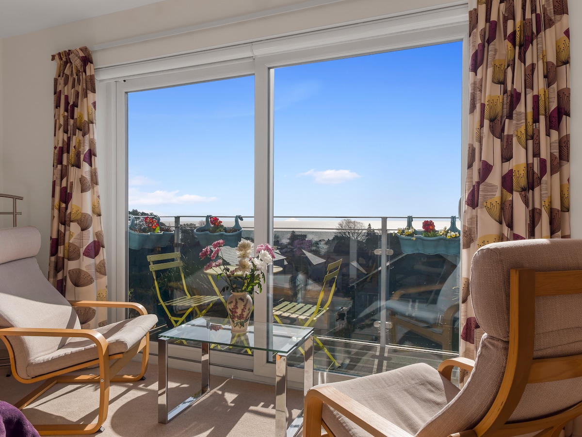 Wonderful Sea Views from a Stylish 2 Bedroom Home