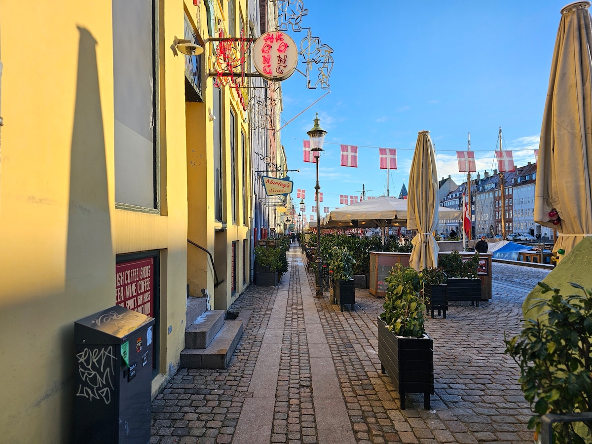 Charming Nyhavn apt: BEST location in Copenhagen!
