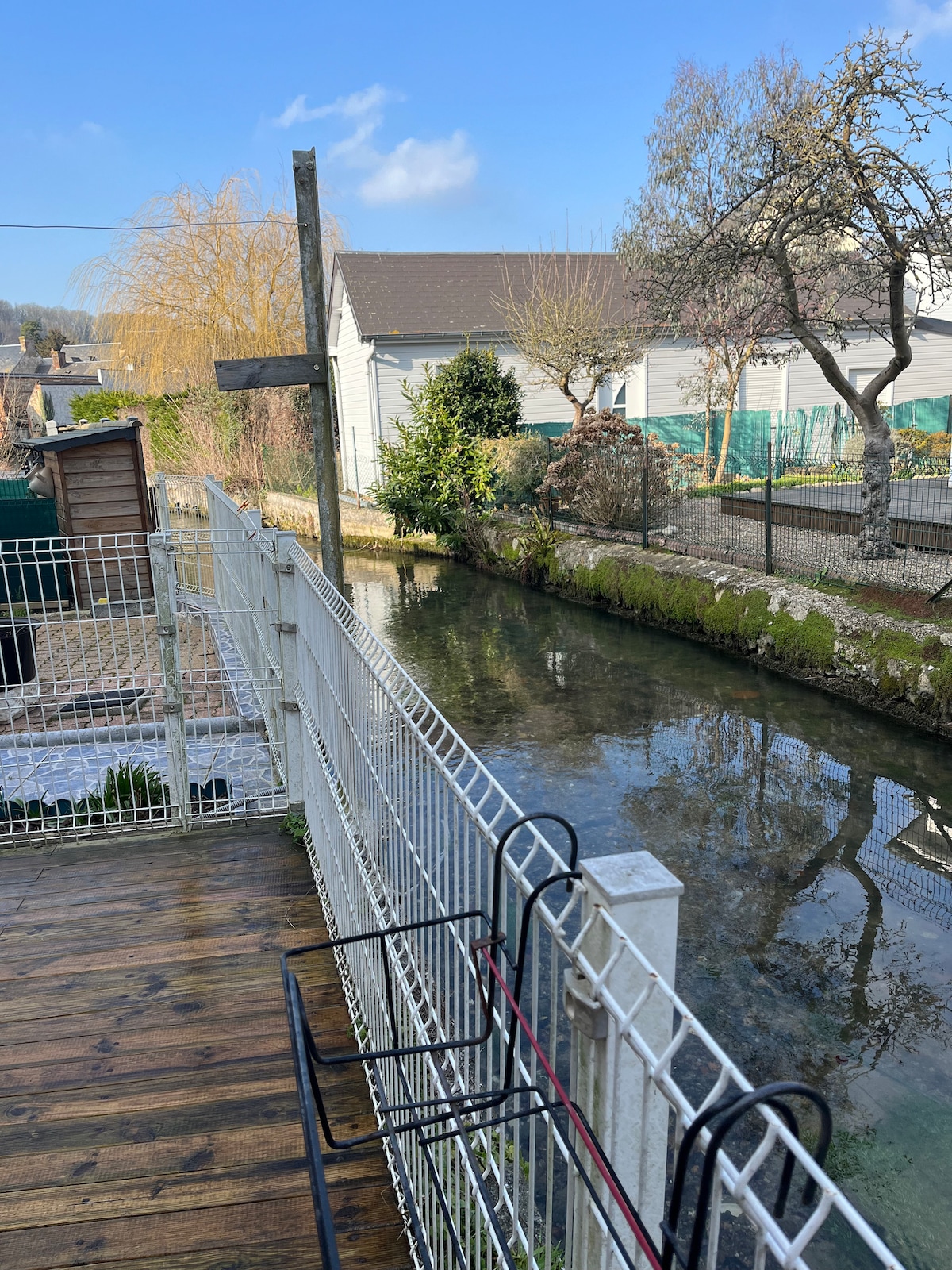 Petite maison au bord de l’eau