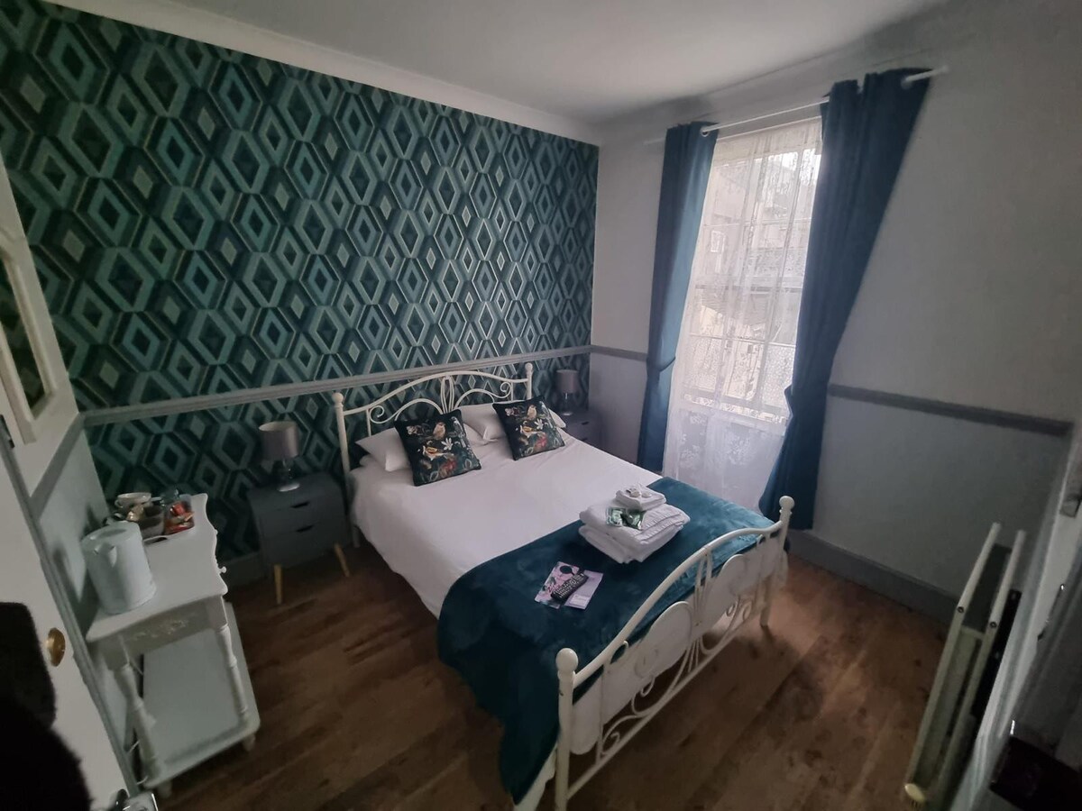 LilyRose Hotel Whitby - Deluxe Double (Room 8)