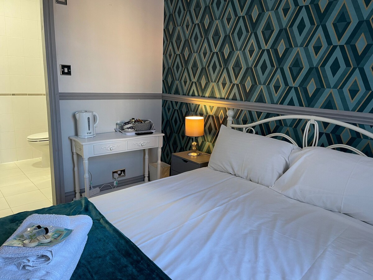 LilyRose Hotel Whitby - Deluxe Double (Room 8)