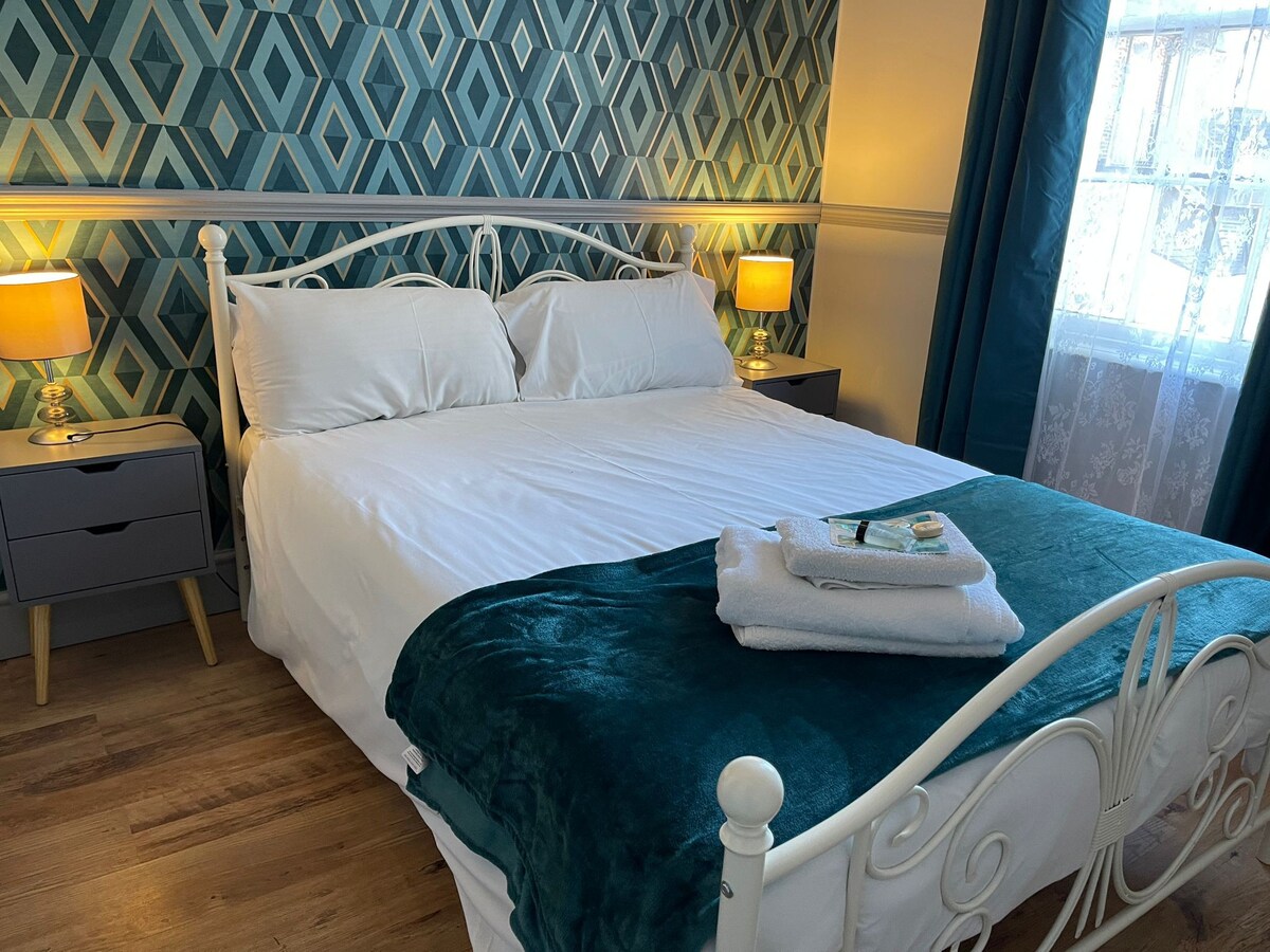 LilyRose Hotel Whitby - Deluxe Double (Room 8)