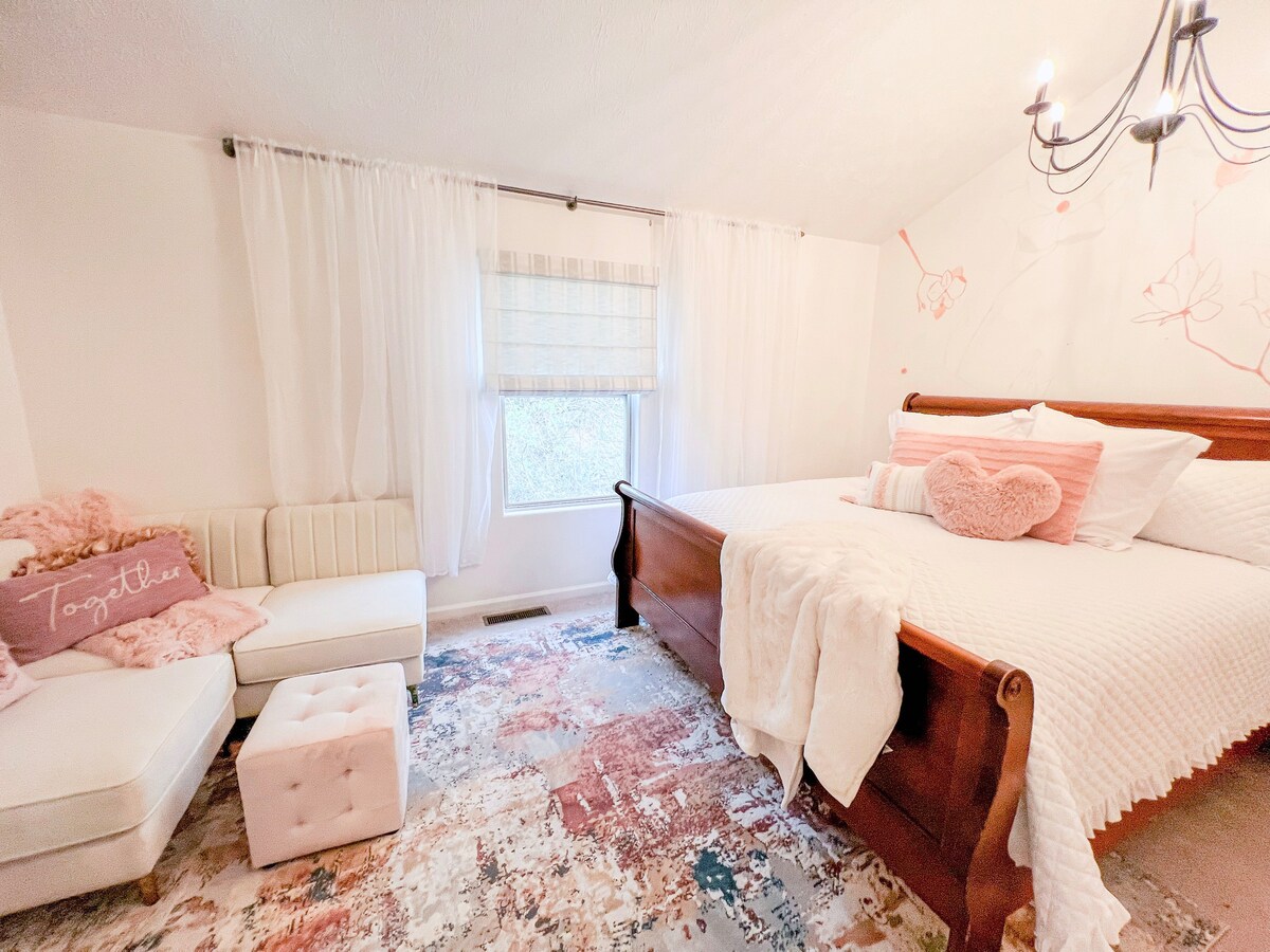 *New* Run for the Roses Retreat! - 2 King bedrooms