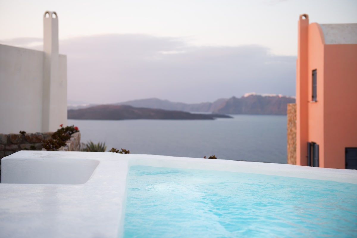 圣托里尼红悬崖别墅（ Red Cliff Santorini Villa ） -火山景观和按摩浴缸