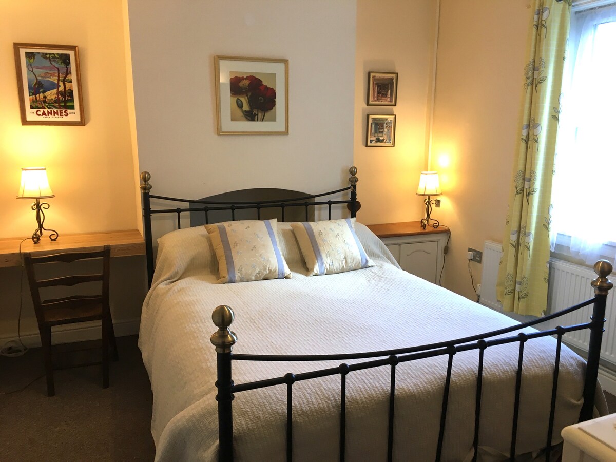 Private room in central Crediton town cottage