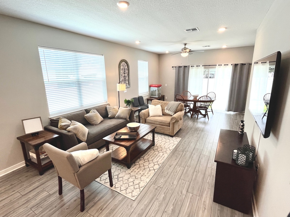 Large Comfy South Tampa Launch Pad