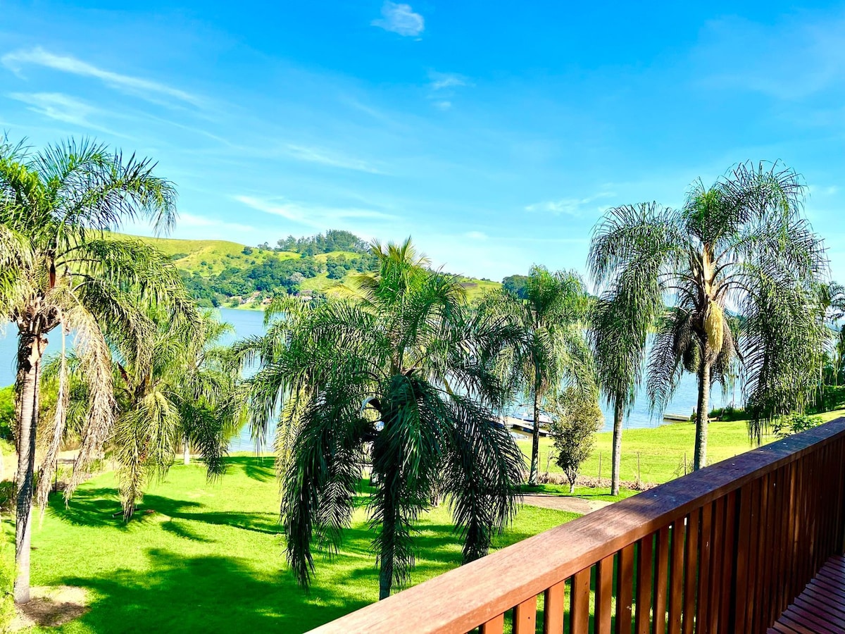 Casa beira represa com piscina