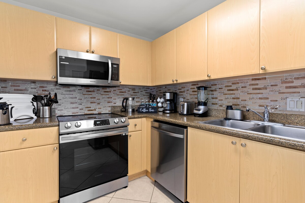 Chic 2BR2BA Apt, Parking, Washer & Dryer, Pet OK