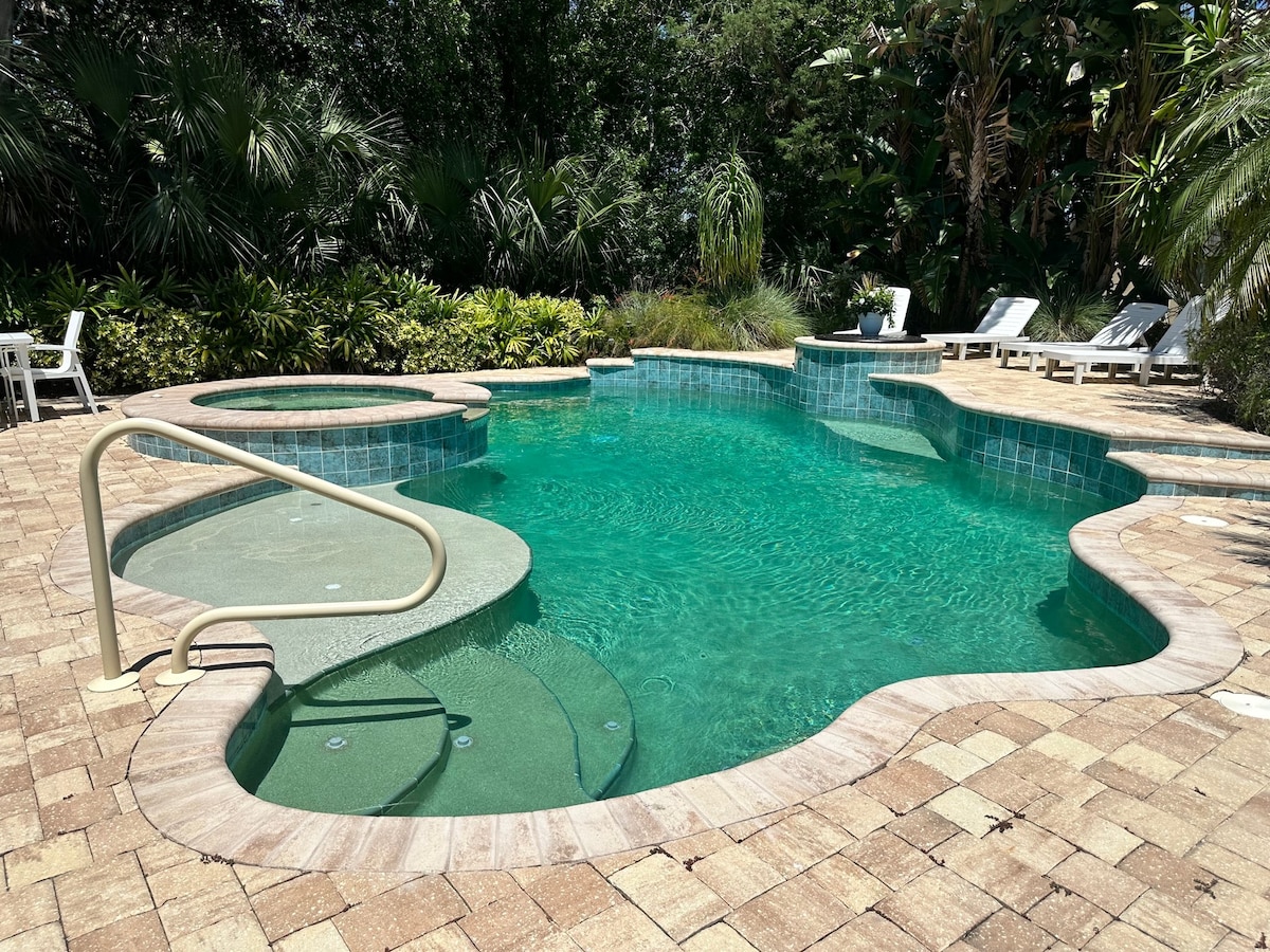 Pool & Spa Home close to downtown & beaches