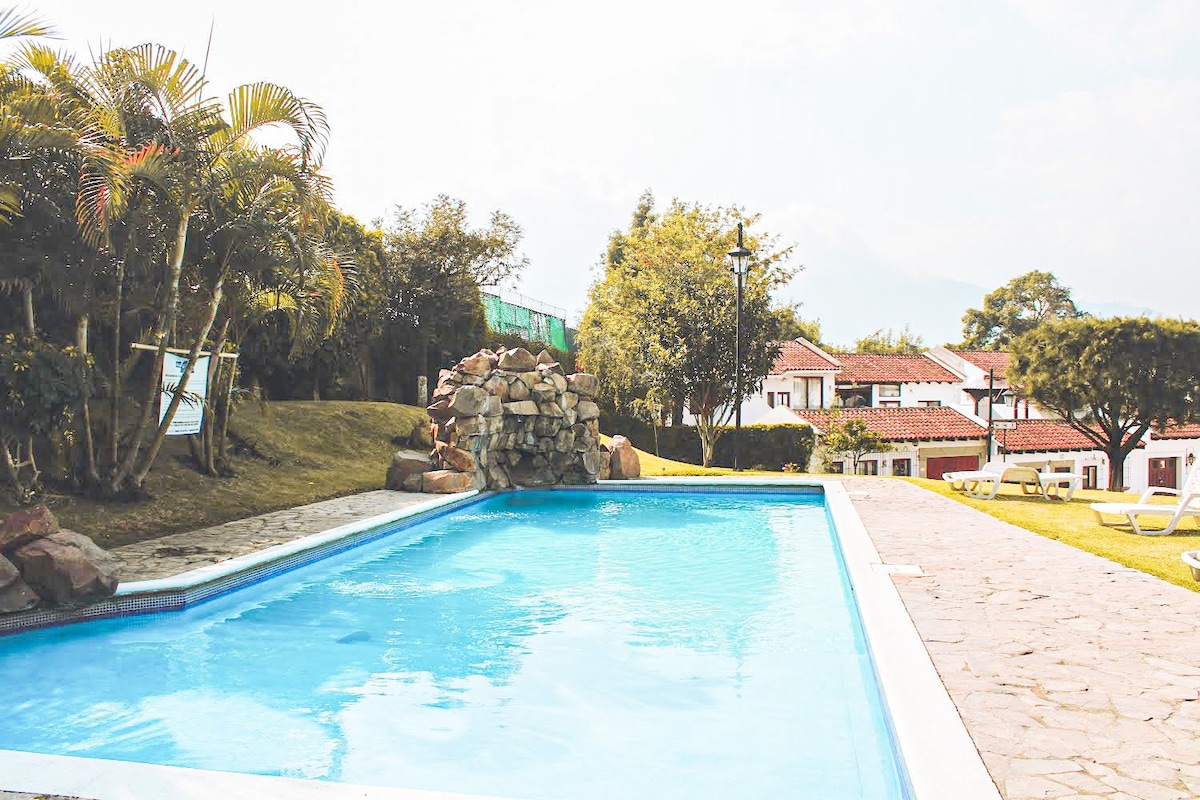 ¡Preciosa casa con A/C, piscina y camas king!