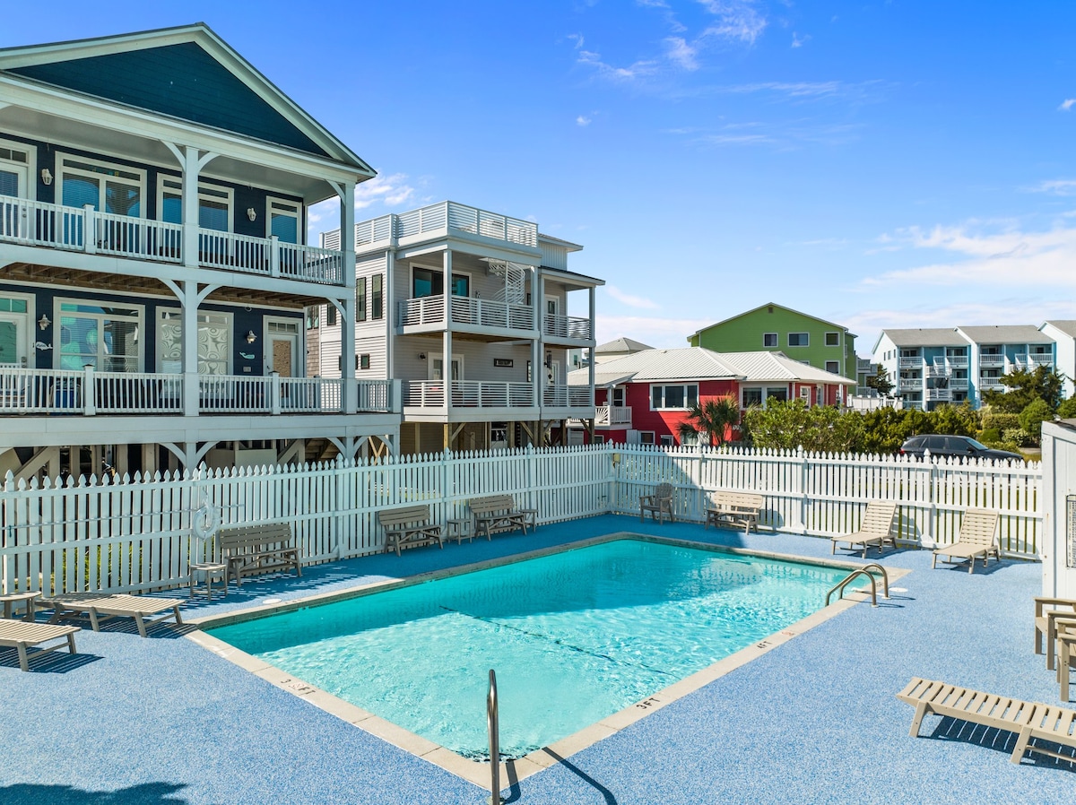 Super cute, clean & comfy. Steps to beach & pool.