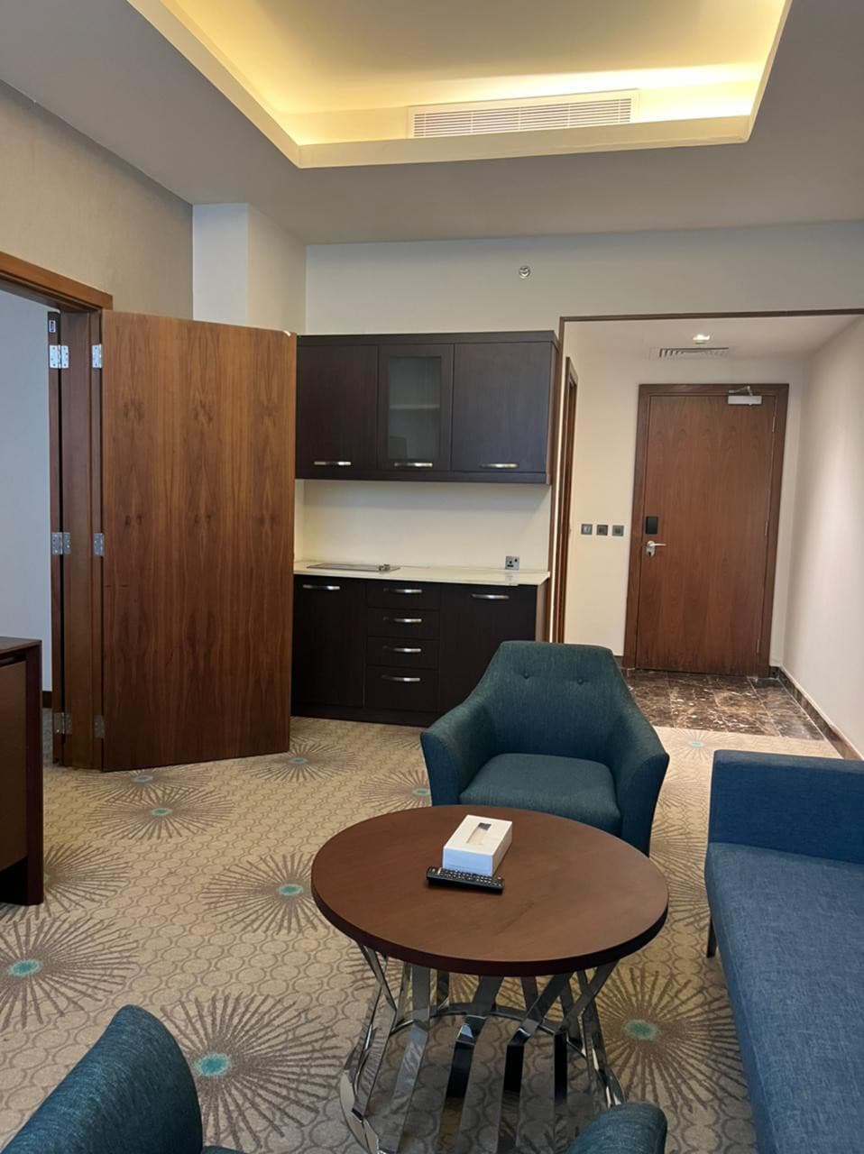 Holiday Inn (2 bedroom Suite)