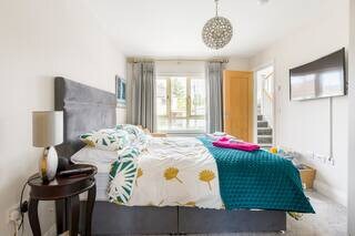Stylish and comfortable king room with en-suite