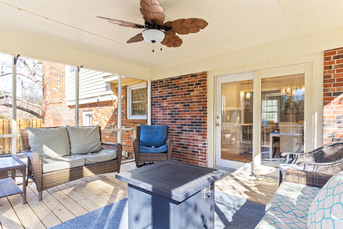 Screened-in Porch w/ Fire pit ~ Outdoor Shower!