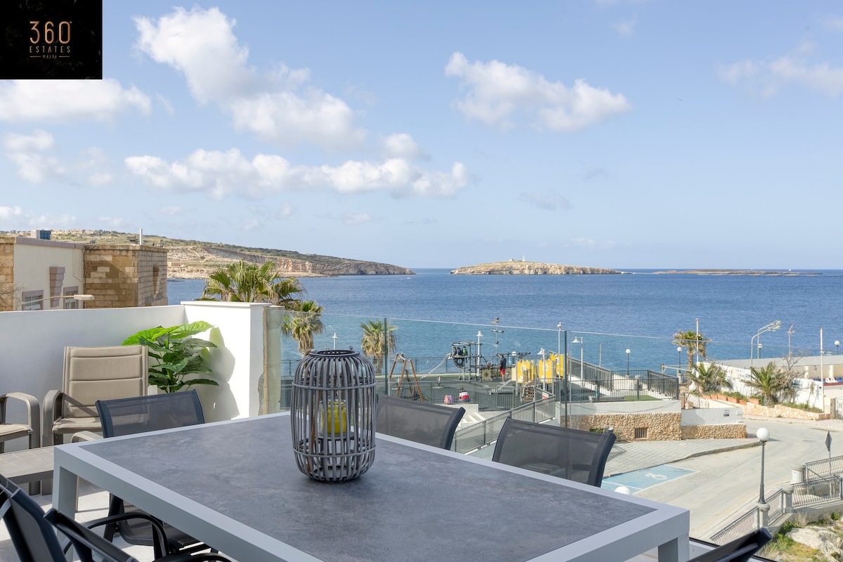 Seafront property with beautiful views & outdoor