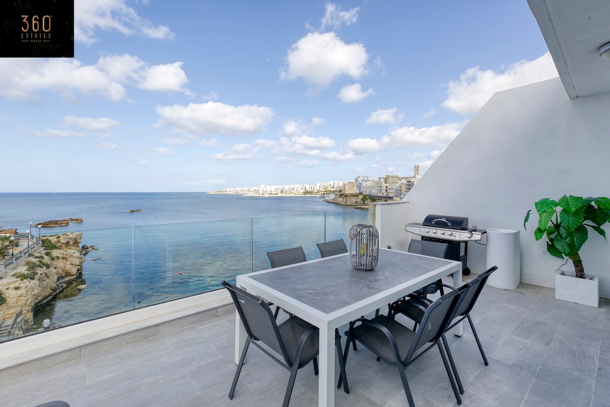 Seafront property with beautiful views & outdoor