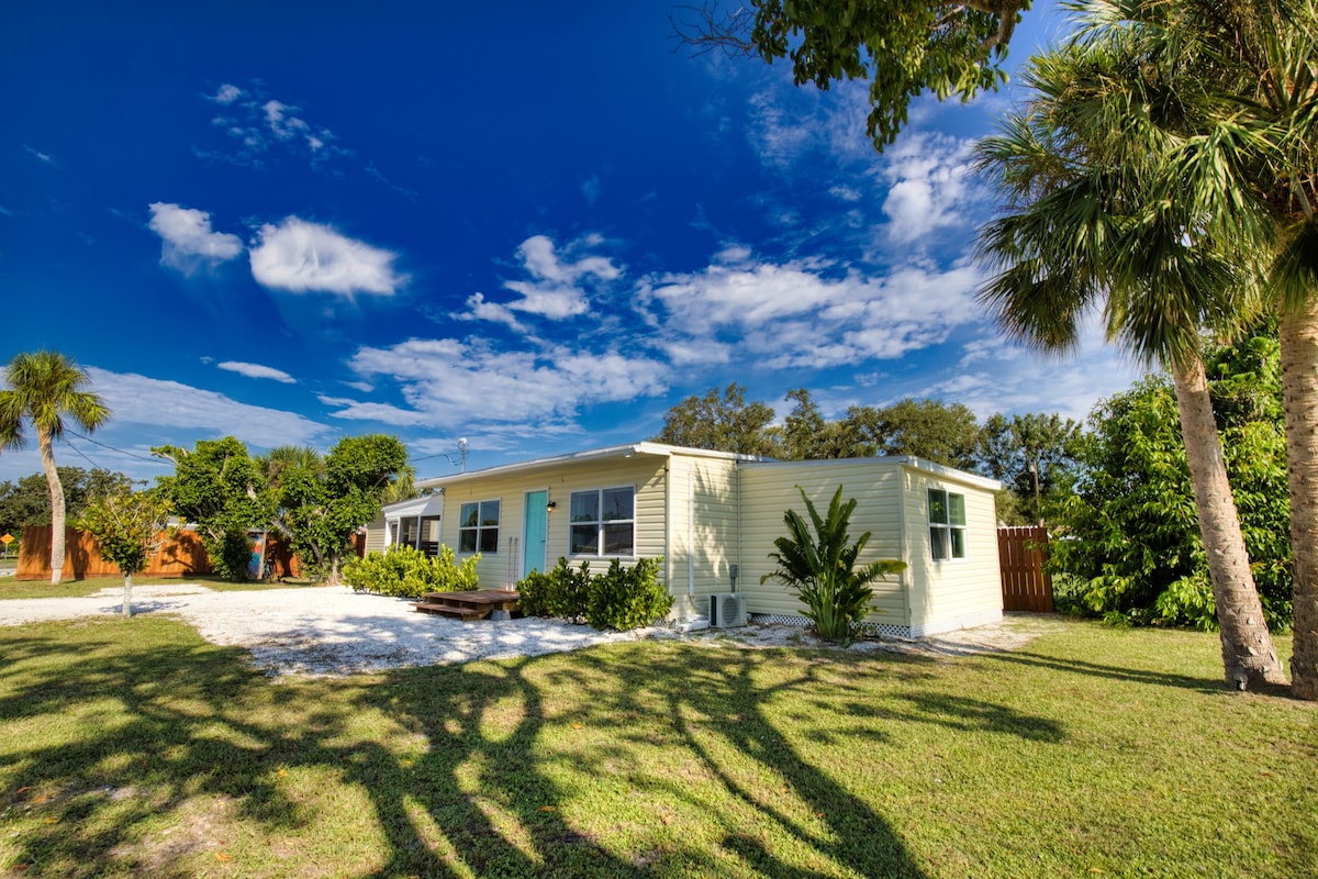 Dearborn Beach Bungalow -Close to it all!