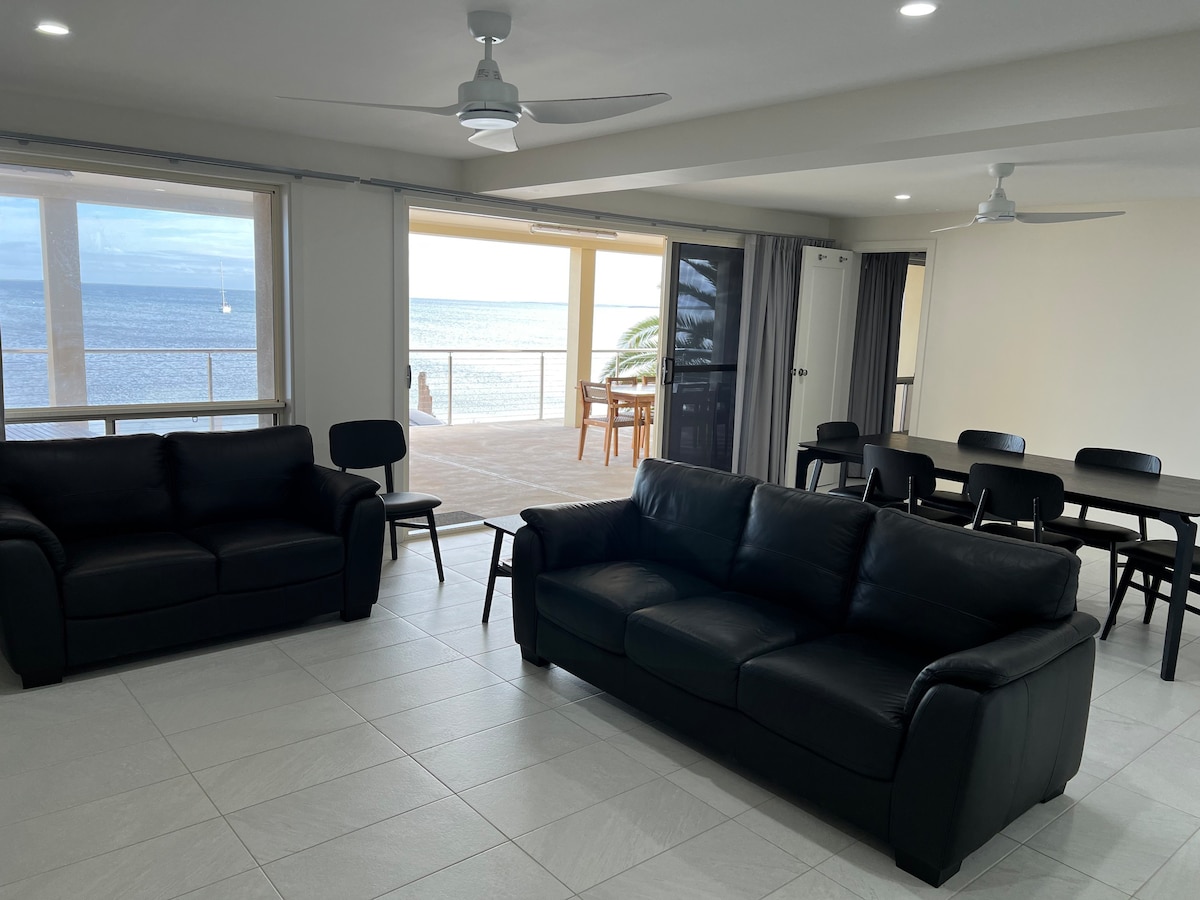 Beachside & Jetty View 1  (Admiral Apt)