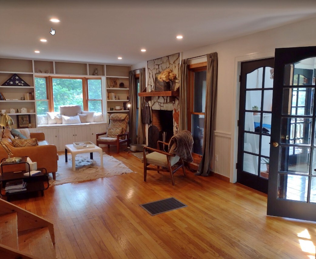 Cozy 3 BR mountain cottage w/large screened porch